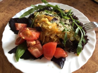 Beyaz bir tabaktabaküzerinde otlar ile ev yapımı haşlanmış sebze