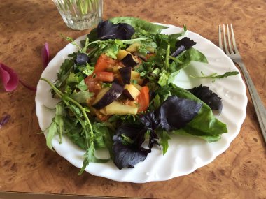 Beyaz bir tabaktabaküzerinde otlar ile ev yapımı haşlanmış sebze