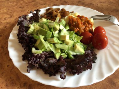 Beyaz bir tabak üzerinde ev yapımı çanak sağlıklı gıda