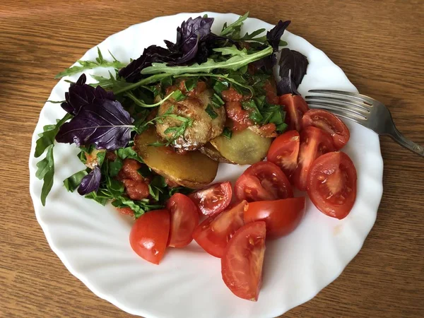 Domácí Dušená zelenina s bylinkami na bílém talíři — Stock fotografie
