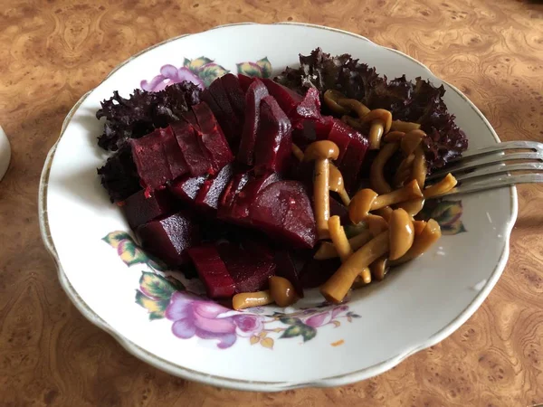 Prato caseiro comida saudável em um prato branco — Fotografia de Stock