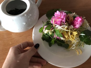 Taze yasemin hanımeli gül ve limon merhem çiçek çay demleme