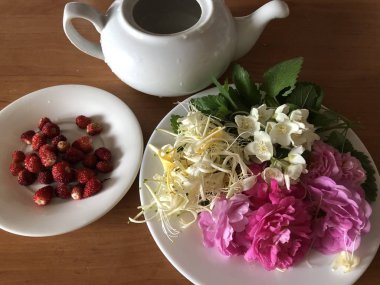 Taze yasemin hanımeli gül ve limon merhem çiçek çay demleme