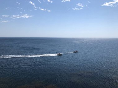 Sakin ve güneşli havalarda denizde yelken sürat teknesi gezileri