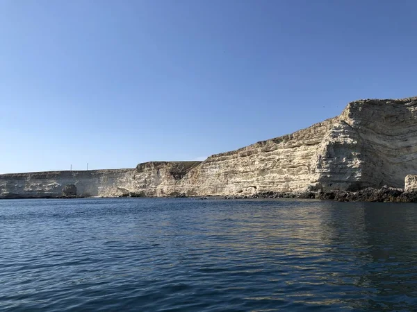 Krim, Kaap Tarkhankoon witte hoge rotsachtige riffen en de zee — Stockfoto