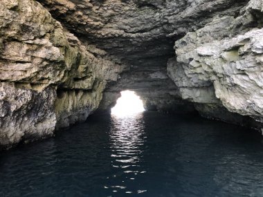 Kırım, Tarkhankut Burnu beyaz yüksek kayalık resifleri ve deniz