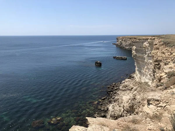 Krim, Kaap Tarkhankoon witte hoge rotsachtige riffen en de zee — Stockfoto