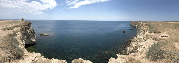 Krim, Kaap Tarkhankoon witte hoge rotsachtige riffen en de zee — Stockfoto