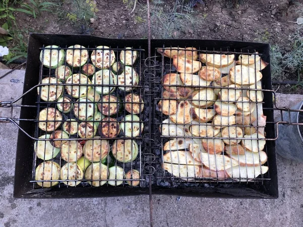 Hausgemachte Gemüsezucchini vom Grill im Garten — Stockfoto