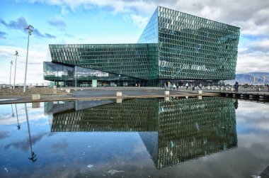 Harpa konser ve konferans merkezi Reykjavik, peyzaj ve deniz arasındaki sınırda yer alan en önemli yerlerinden biridir. Harpa Olafur Eliasson, Henning Larsen mimarlar ve Batterid mimarlar tarafından tasarlanmış. Harpa prestigi kazandı