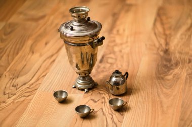 Ahşap üzerinde oyuncak semaver ve teaset