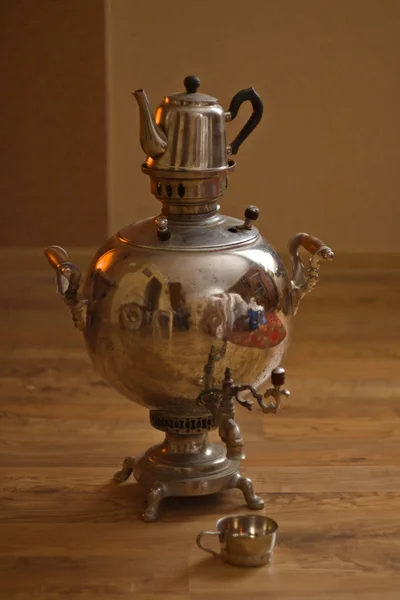 Samovar vintage cromado con una tetera y una taza — Foto de Stock