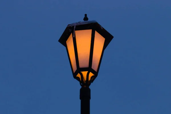 Уличный винтажный фонарь светится в небе — стоковое фото