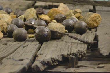 Kırık masa panoları üzerinde Canon çekirdeği ve taşlar