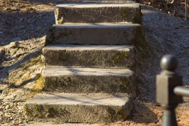Granit basamakları parkta bir dağa tırmanıyor