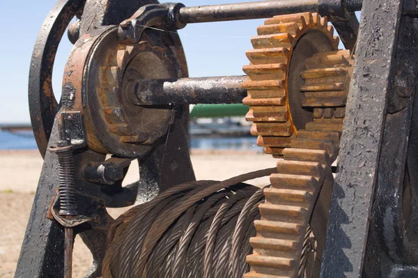 Arrugginito argano meccanico con ingranaggi ricoperti da un nastro leggero — Foto Stock