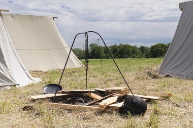 Bir ortaçağ Viking kamp ortasında yemek pişirmek için bir ocak.