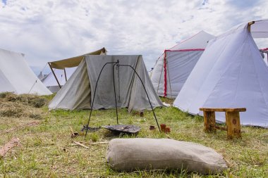 Yaz aylarında sabah bir alanda tarihi ortaçağ kamp.
