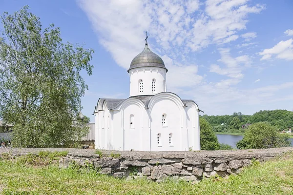 Orthodoxe Kirche aus weißem Stein - Blick von der Festungsmauer der mittelalterlichen Festung. — Stockfoto