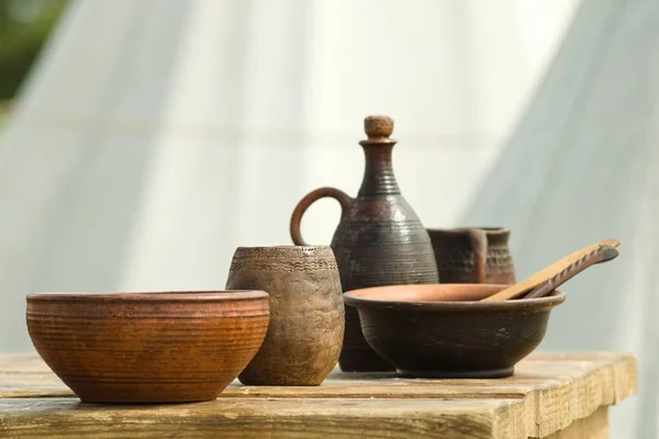 バイキングキャンプ場の木製のテーブルの上の中世の陶器 — ストック写真