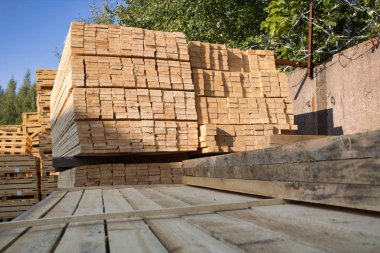 Panolar yaz aylarında açık havada bir depoda yığılmış. Endüstriyel ahşap işleme malzemeleri.