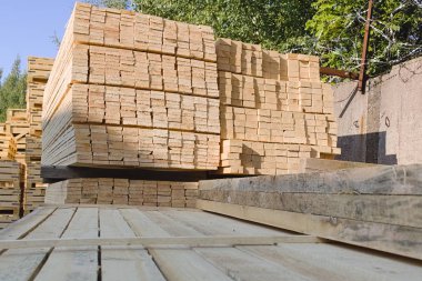 Panolar yaz aylarında açık havada bir depoda yığılmış. Endüstriyel ahşap işleme malzemeleri.