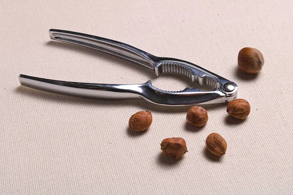 Kovové ořechy kleště a bohaté na bílkoviny a živiny ovoce ořechy me — Stock fotografie