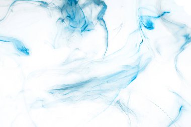 Beyaz kağıt arka planda renkli mavi mürekkep. Doku