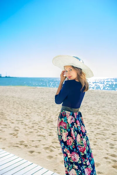 Sahilde bir elbise güzel kız, moda kadın, deniz, güneşli ada — Stok fotoğraf