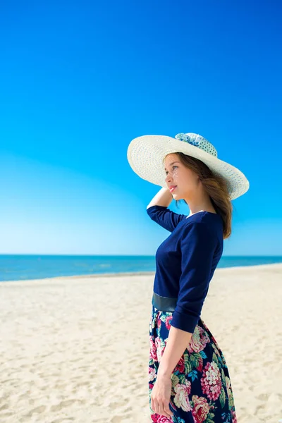 Sahilde bir elbise güzel kız, moda kadın, deniz, güneşli ada — Stok fotoğraf
