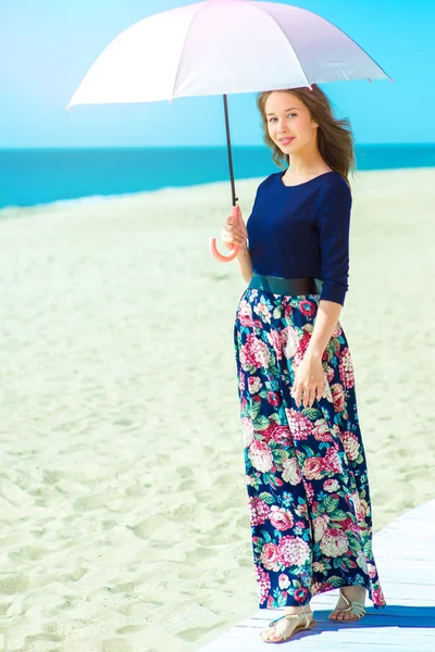 Krásná dívka v šatech na pláži, módní žena, moře, slunný ostrov — Stock fotografie