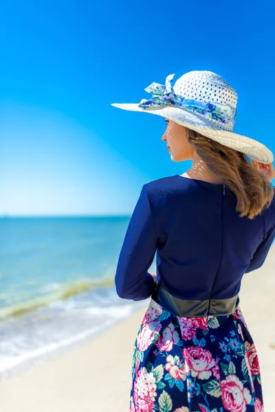 Sahilde bir elbise güzel kız, moda kadın, deniz, güneşli ada — Stok fotoğraf