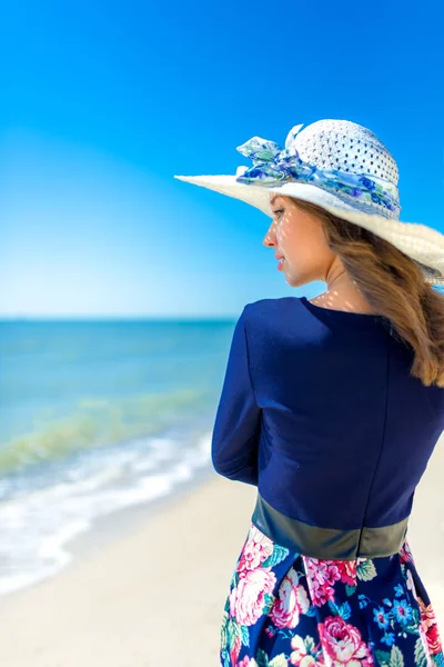 Sahilde bir elbise güzel kız, moda kadın, deniz, güneşli ada — Stok fotoğraf