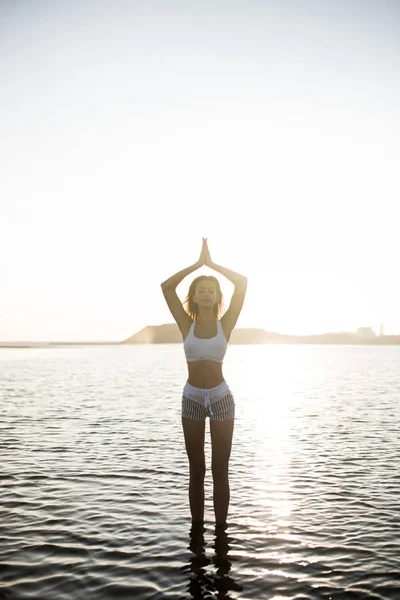 Mutlu kaygısız sportif kadın plajda güzel gün batımı zevk — Stok fotoğraf