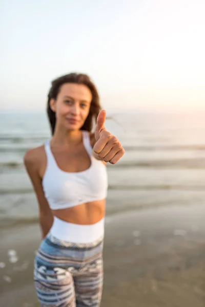 Gelukkige zorgeloze sportly vrouw genieten van prachtige zonsondergang op het strand — Stockfoto