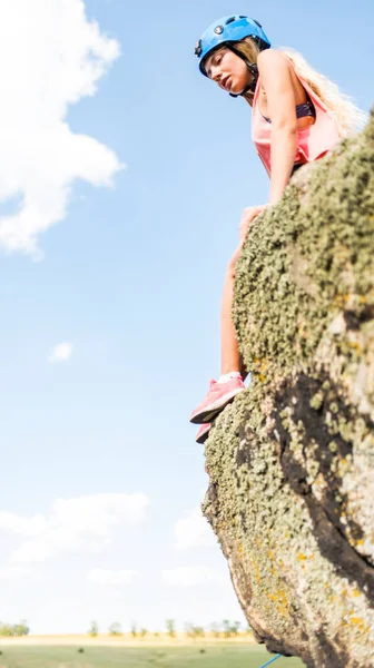 Viaggiatore donna con vista sul paesaggio montano. Una giovane turista si gode il paesaggio in montagna. Concetto trekking — Foto Stock