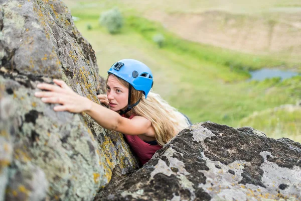La ragazza sale la montagna è piena di entusiasmo e spera di superare tutti gli ostacoli — Foto Stock