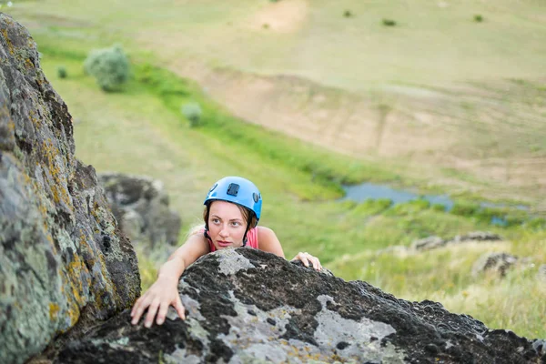 La ragazza sale la montagna è piena di entusiasmo e spera di superare tutti gli ostacoli — Foto Stock