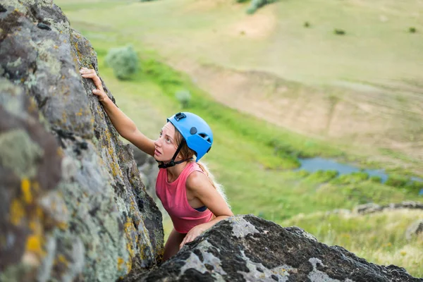 A menina sobe a montanha está cheia de entusiasmo e espera superar todos os obstáculos — Fotografia de Stock