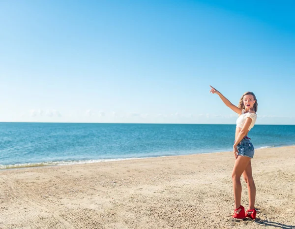 Güzel bohem stili ve bronzlaşmış kız plajda gün ışığında — Stok fotoğraf
