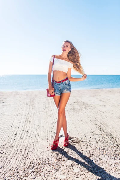 Güzel bohem stili ve bronzlaşmış kız plajda gün ışığında — Stok fotoğraf