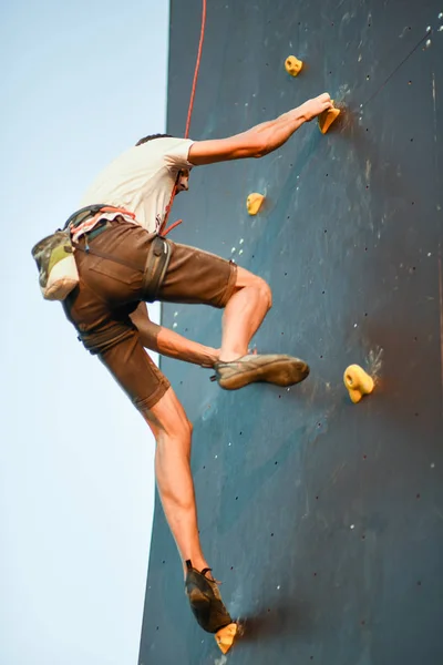 Homem com braços largos concentrar e preparar para escalada na parede — Fotografia de Stock