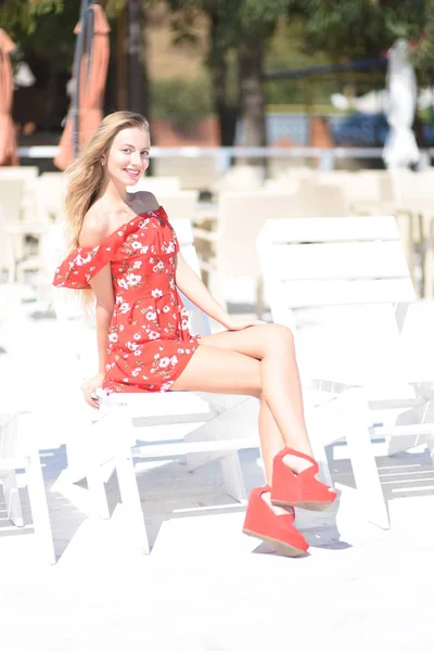 Kamera bakarak uzun güzel bacaklar ile seksi model. Kırmızı elbise giyen kız. Cilt figürü ile mutlu kız. — Stok fotoğraf