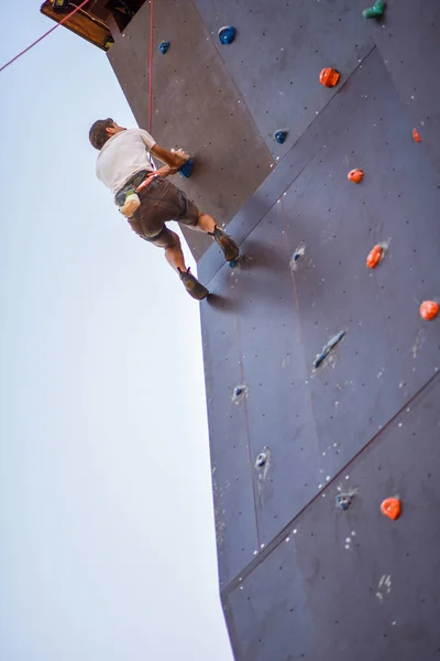 Uomo con braccia larghe concentrato e prepararsi a parete arrampicata — Foto Stock