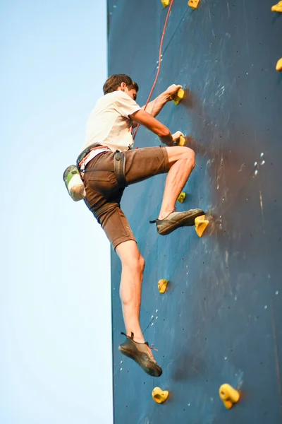 Hombre con brazos amplios concentrado y prepararse para la escalada en pared Imagen de stock