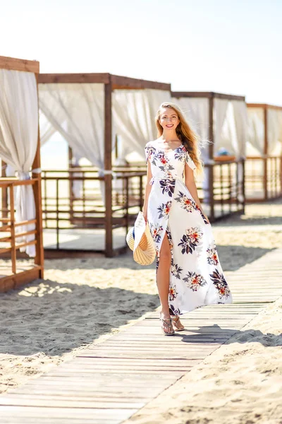 Bonitas mujeres con flores en la playa feals feliz Fotos de stock