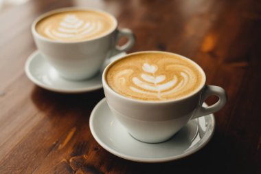 İki bardak kapuçino.