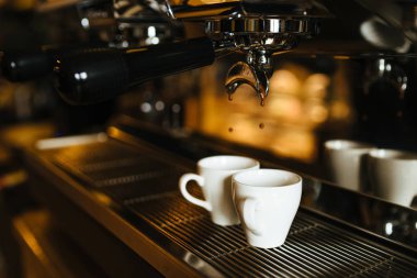 İki espresso fincan kahve makinesinde