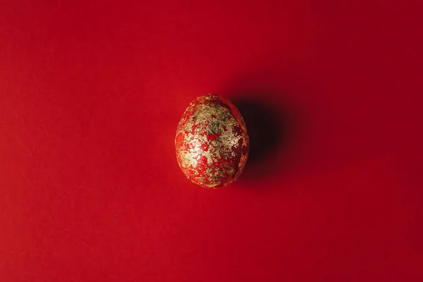 Ένα χρυσαφί χρώμα και διακοσμημένο με αστραφτερά Πασχαλινά αυγά σε κόκκινο φόντο. — Φωτογραφία Αρχείου