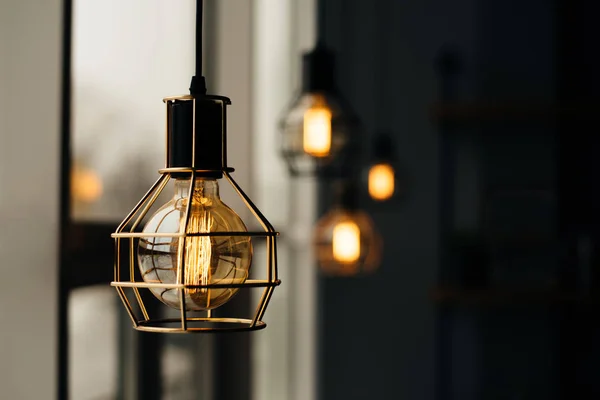 Loft tarzında parlayan ampuller